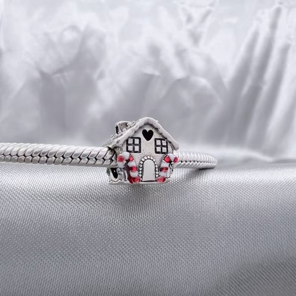 Pandora Christmas Gingerbread House Charm - Picture 4 of 5